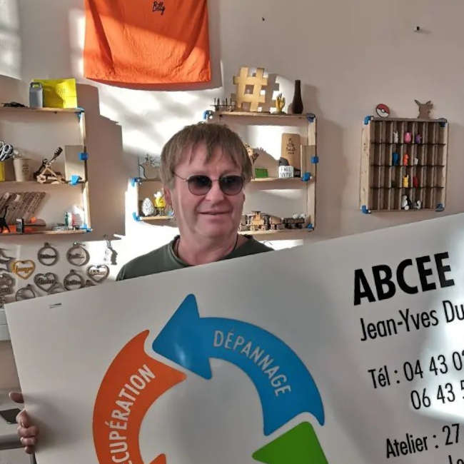 Jean-Yves avec la pancarte ABCEE